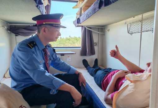 人民铁路为人民 暖心让铺显担当  广州客运段Z501次列车长紧急救助患病旅客获赞誉