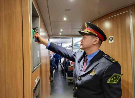 人民铁路为人民 安全运输第一位  郑州客运段高铁四队车队优质服务纪实