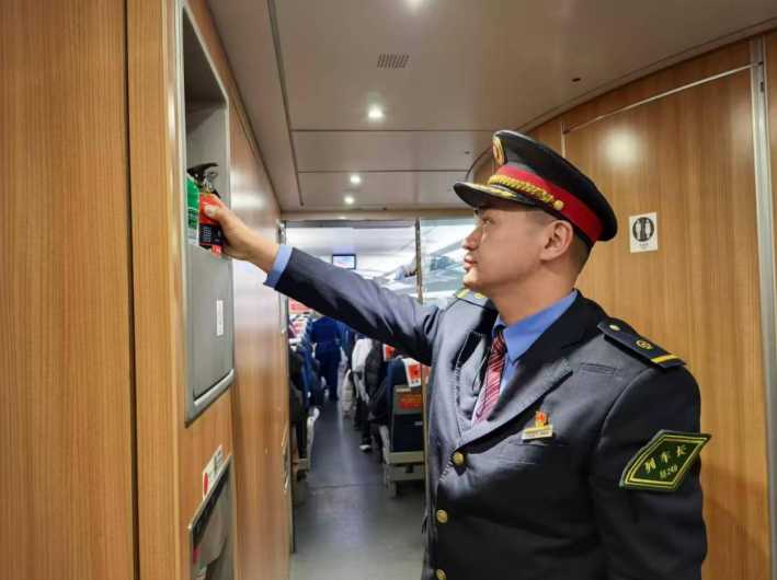 人民铁路为人民 安全运输第一位  郑州客运段高铁四队车队优质服务纪实